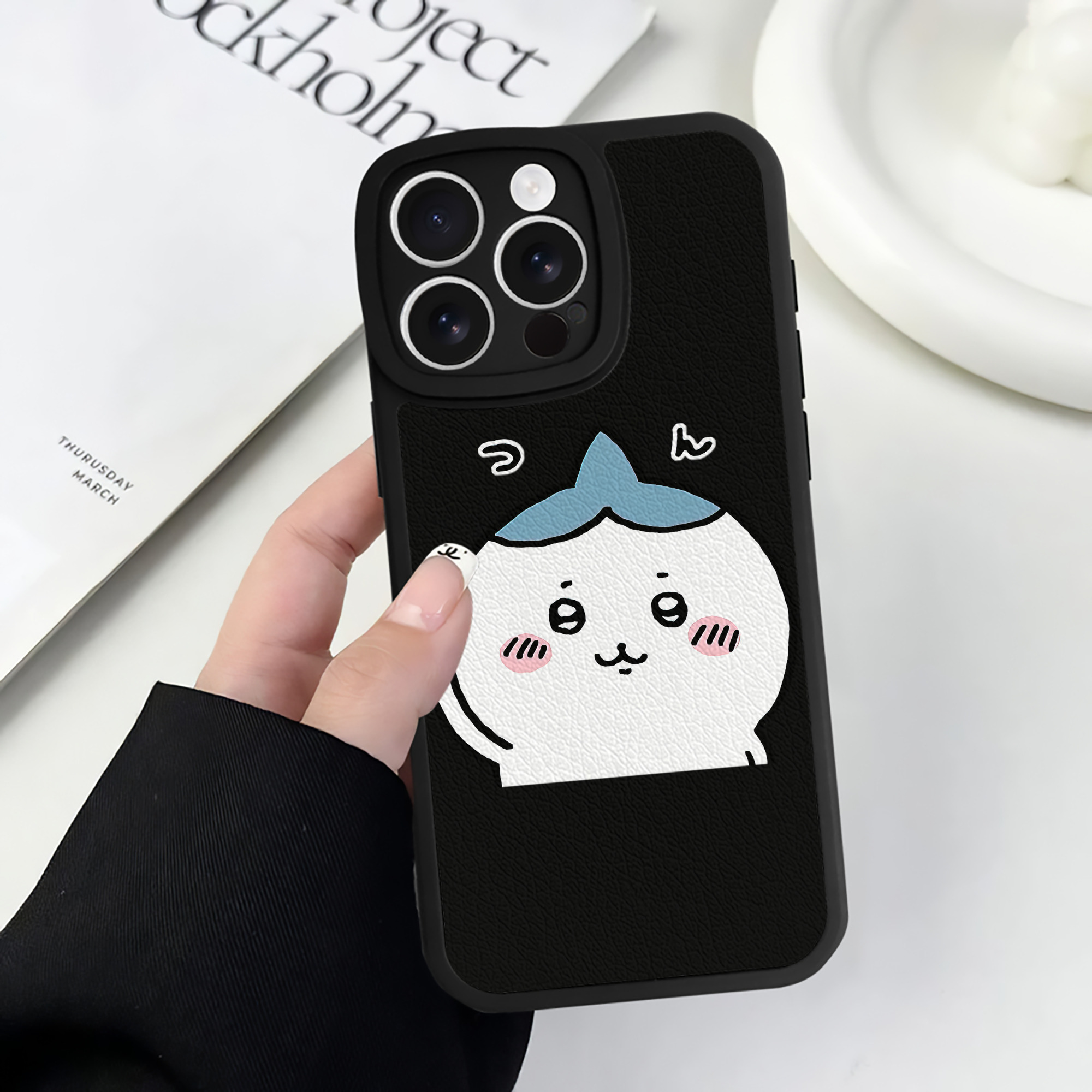 （画像用） ちいかわ ハチワレ Chii-kawa hachiware 【iPhone 16シリーズ対応】シリコンスマホケース（レザー調） 材質：シリコン